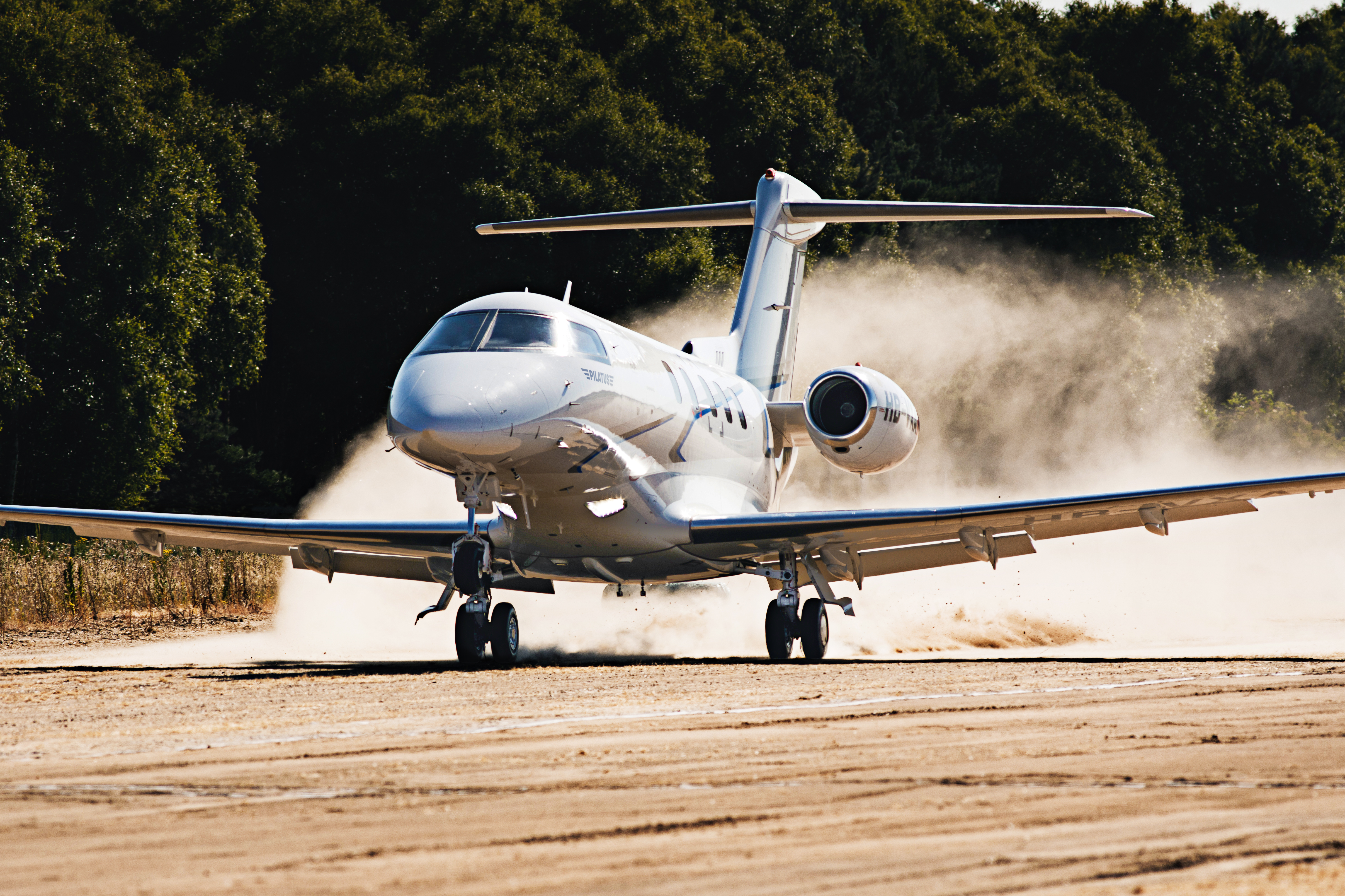 Pc 24. Бизнес-Джет Pilatus PC-24. Самолет Пилатус рс24. Пилатус 24. Швейцарский самолет Pilatus PC-24.